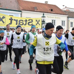 Läufer*innen kurz nach dem Start zum Silvesterlauf